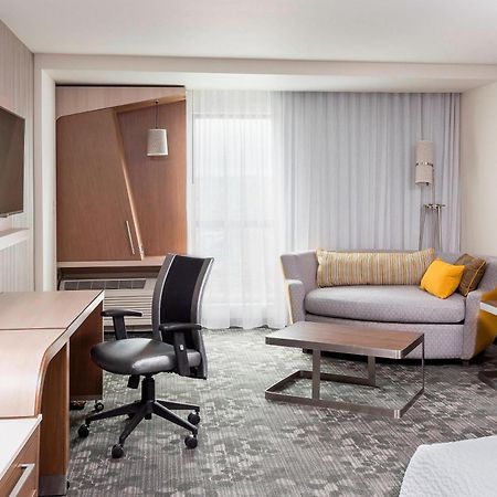 Отель Courtyard By Marriott Bismarck North Экстерьер фото