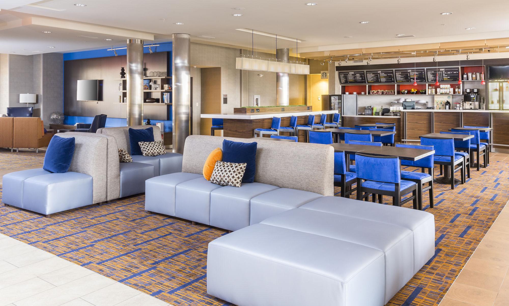 Отель Courtyard By Marriott Bismarck North Экстерьер фото