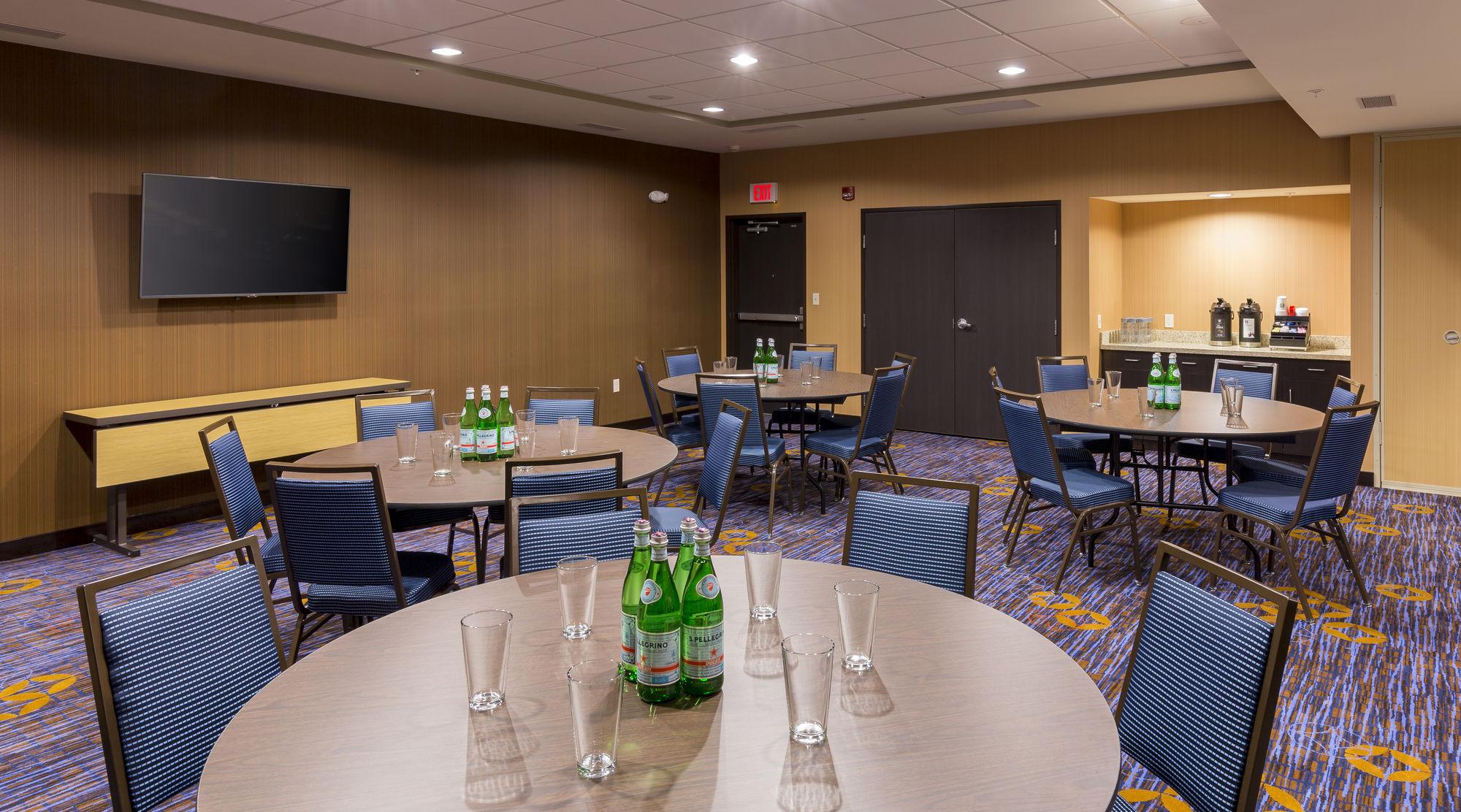 Отель Courtyard By Marriott Bismarck North Экстерьер фото