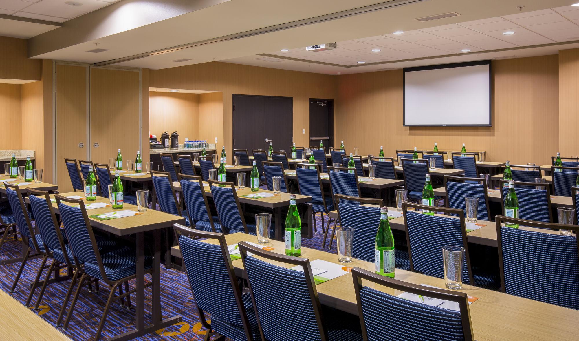 Отель Courtyard By Marriott Bismarck North Экстерьер фото