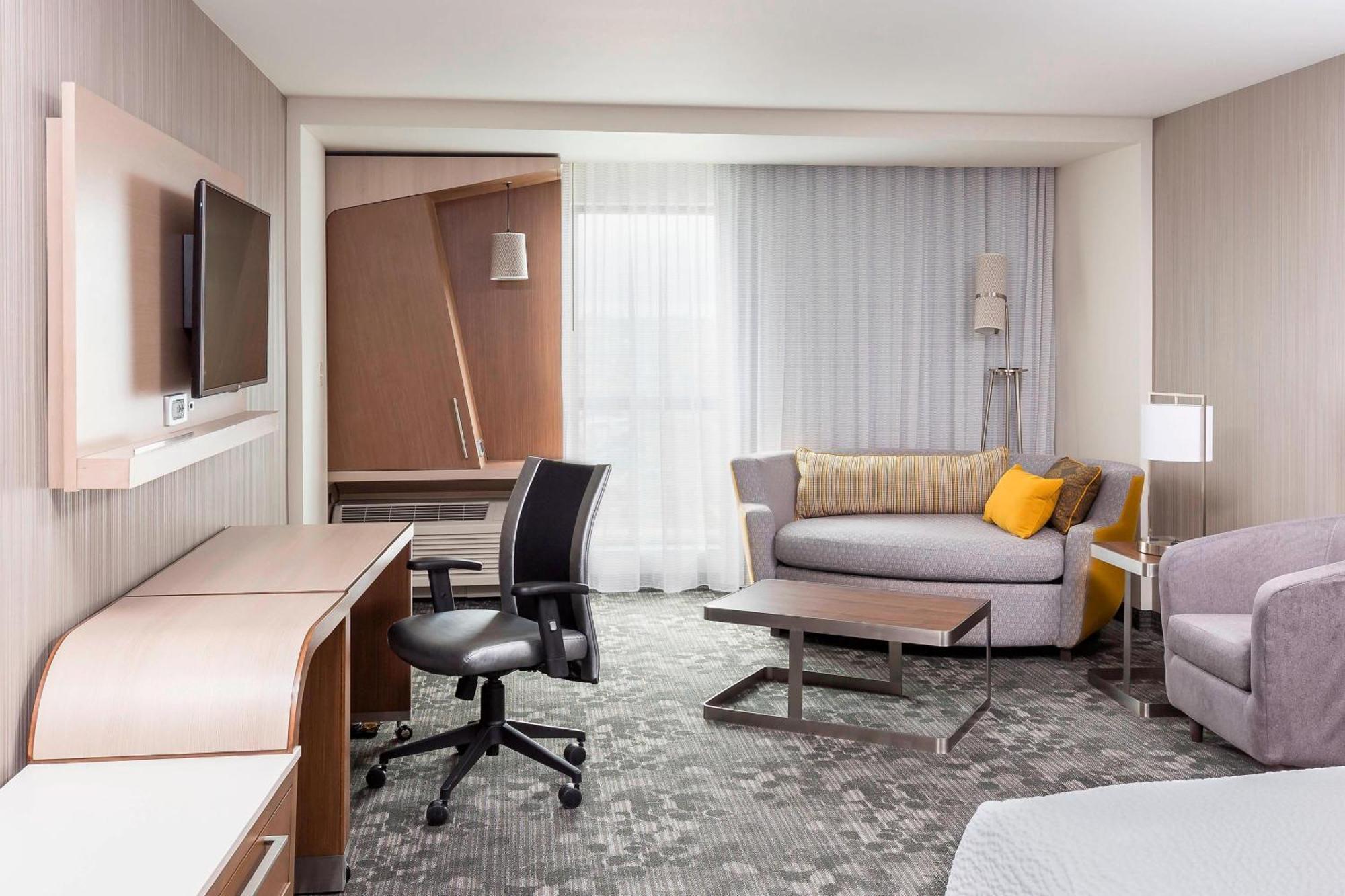 Отель Courtyard By Marriott Bismarck North Экстерьер фото