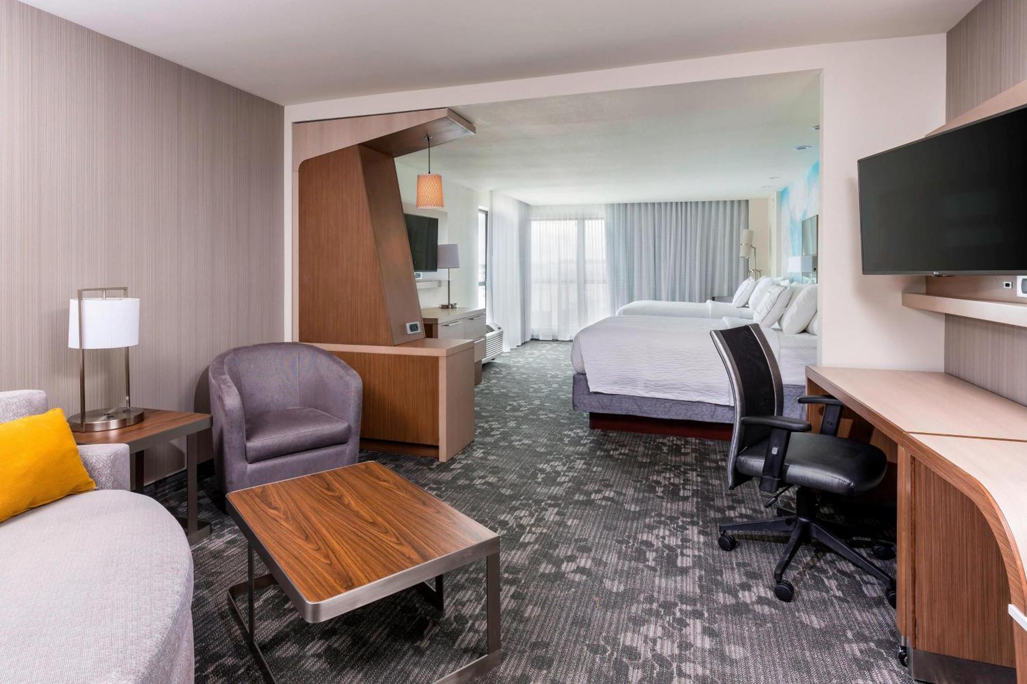 Отель Courtyard By Marriott Bismarck North Экстерьер фото
