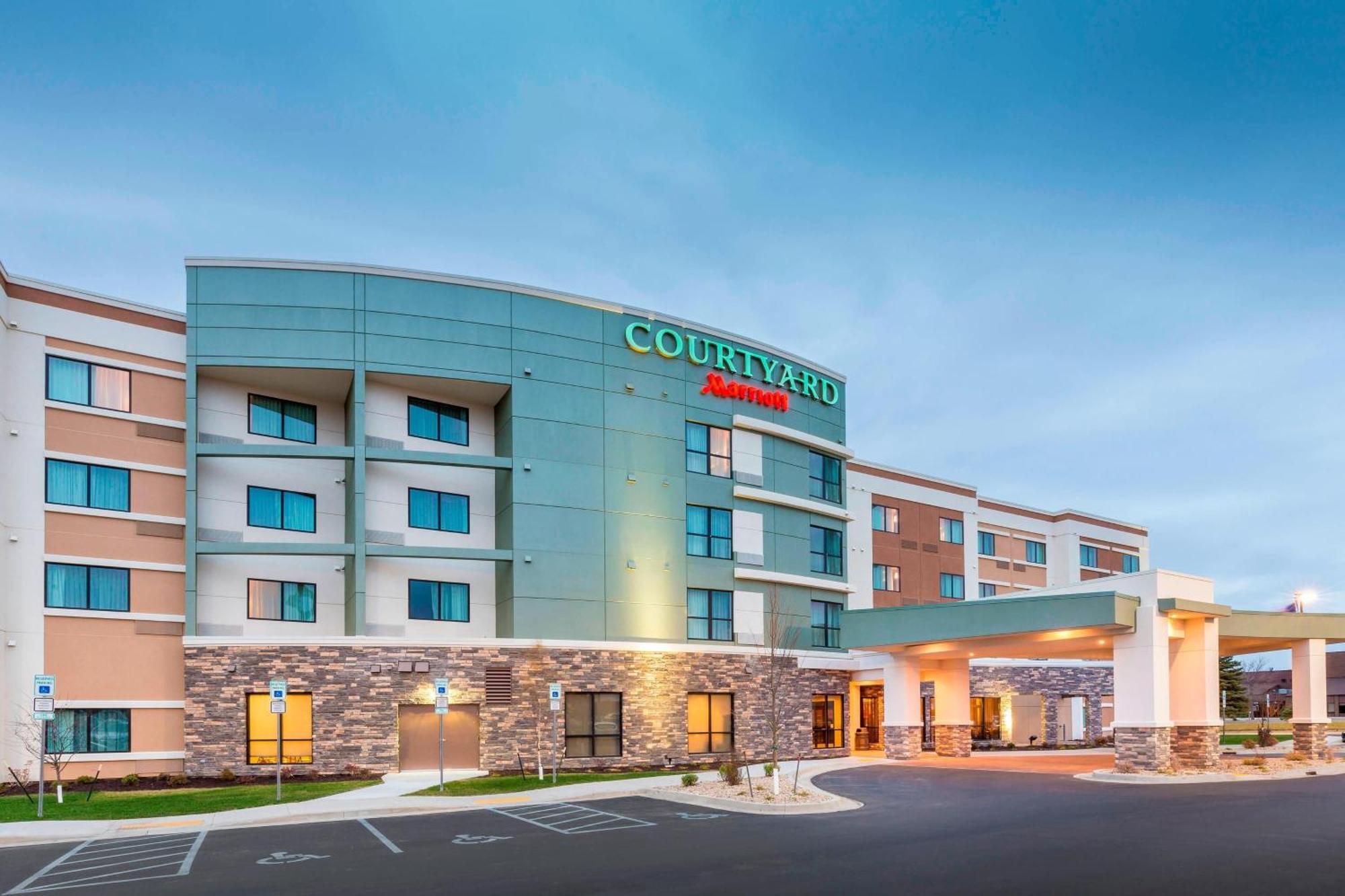 Отель Courtyard By Marriott Bismarck North Экстерьер фото