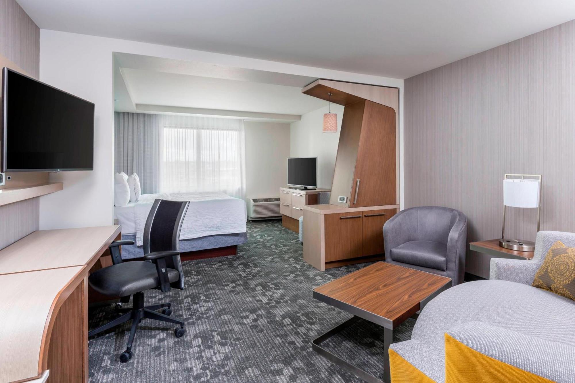 Отель Courtyard By Marriott Bismarck North Экстерьер фото