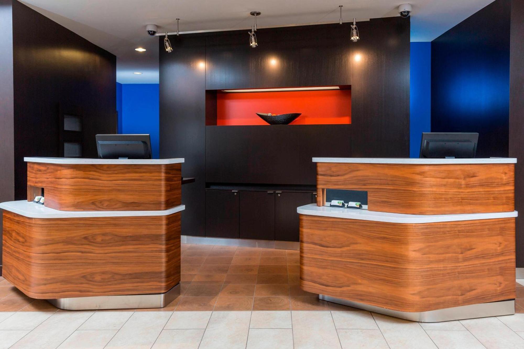 Отель Courtyard By Marriott Bismarck North Экстерьер фото
