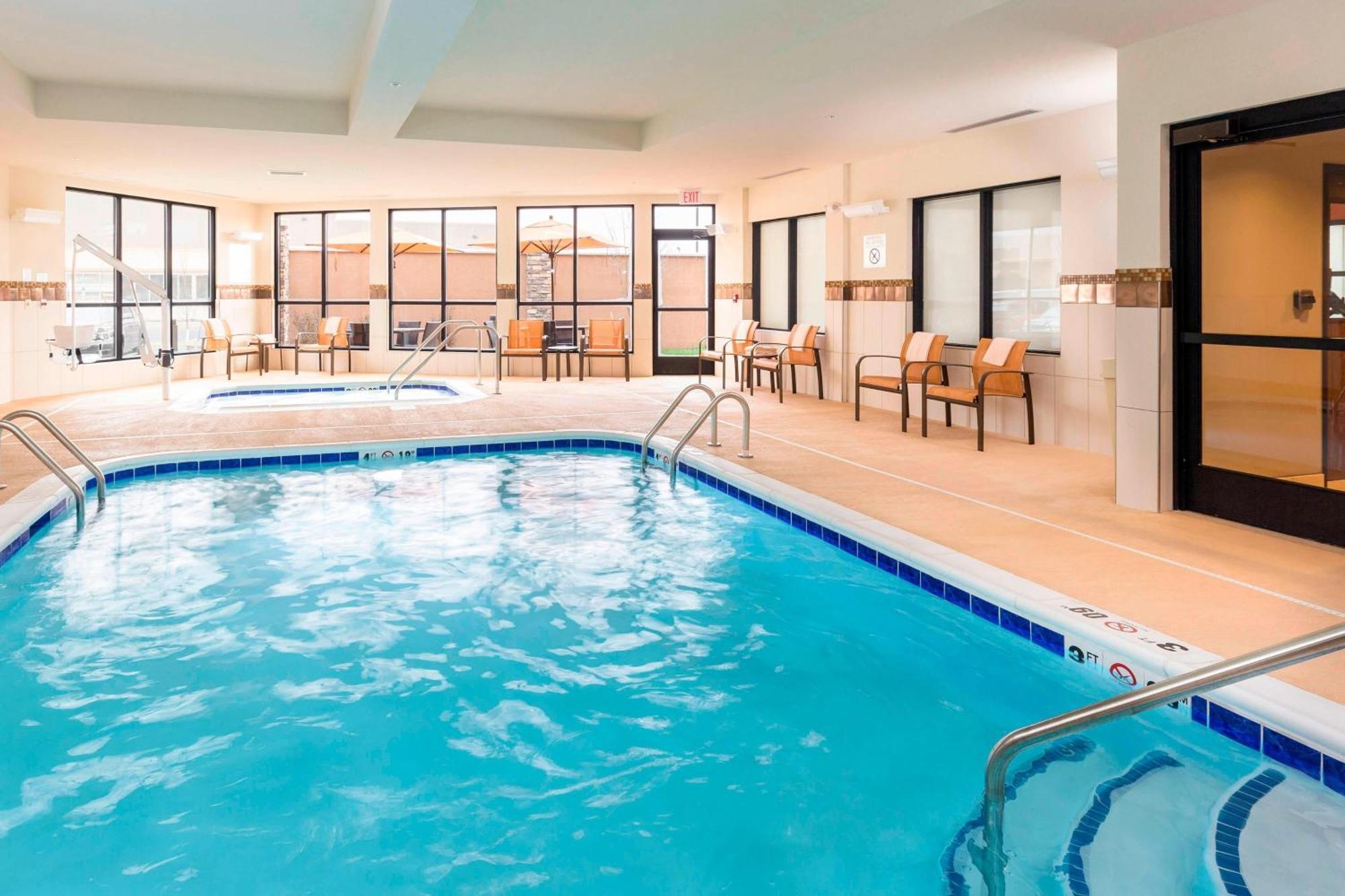 Отель Courtyard By Marriott Bismarck North Экстерьер фото
