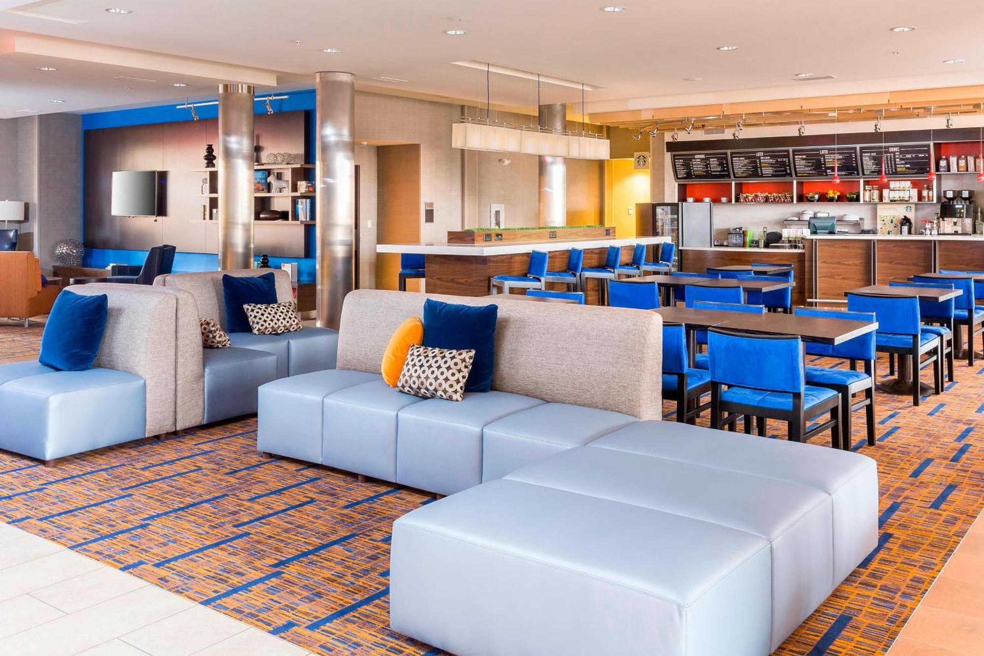 Отель Courtyard By Marriott Bismarck North Экстерьер фото