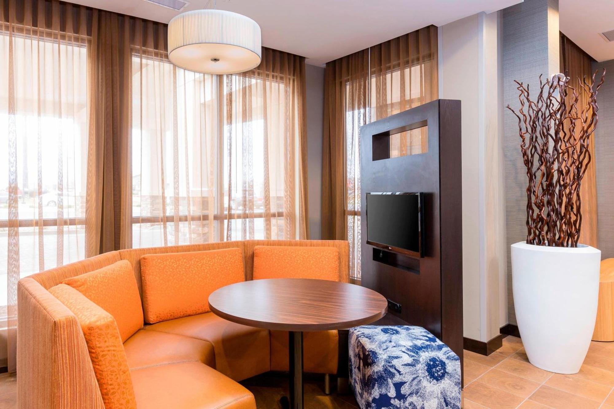 Отель Courtyard By Marriott Bismarck North Экстерьер фото