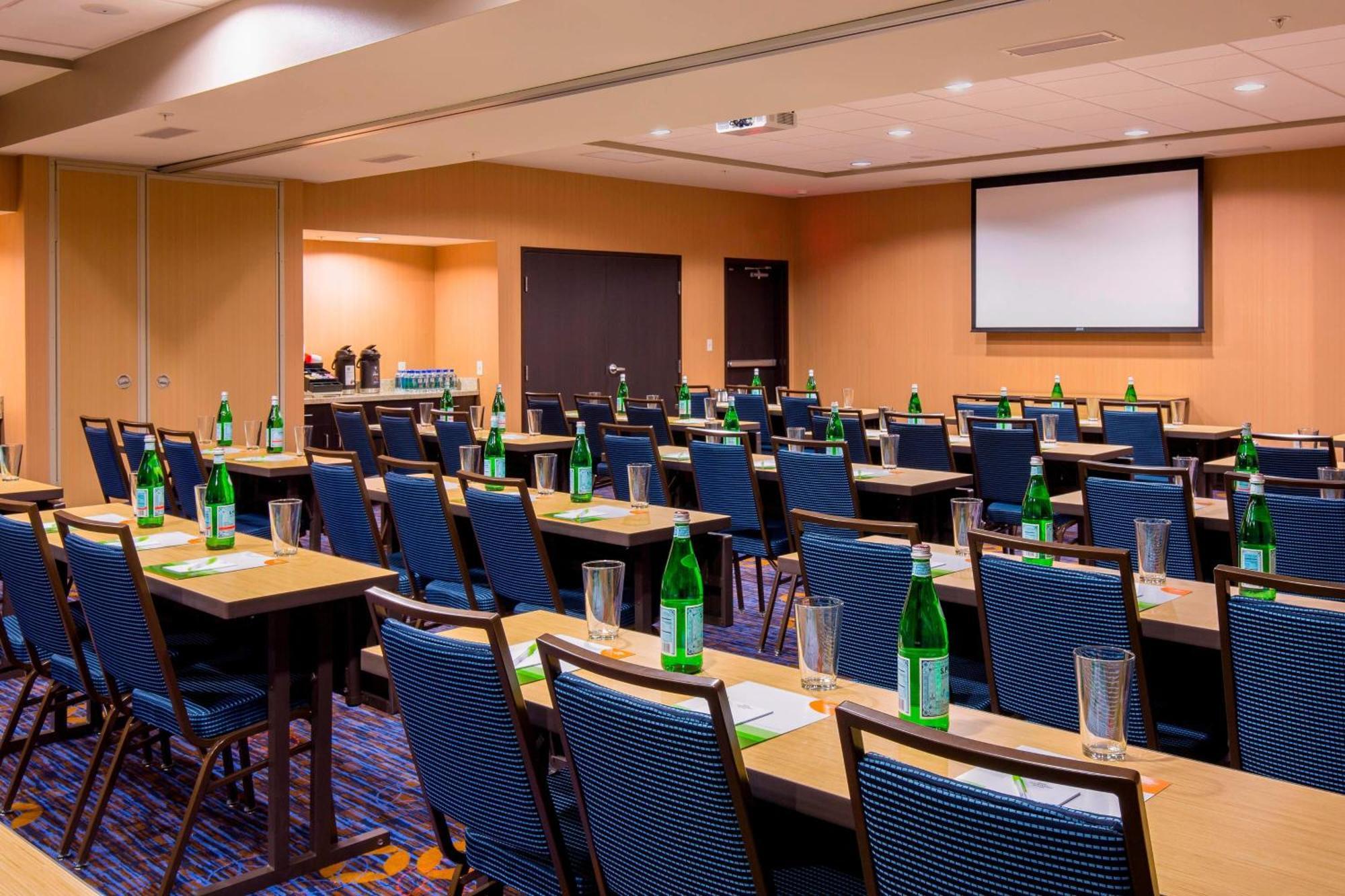 Отель Courtyard By Marriott Bismarck North Экстерьер фото