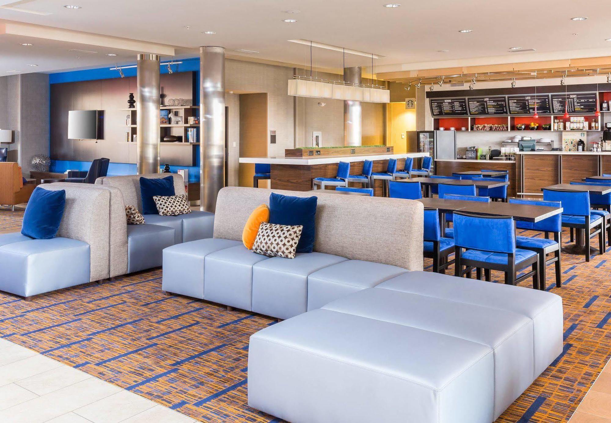 Отель Courtyard By Marriott Bismarck North Экстерьер фото