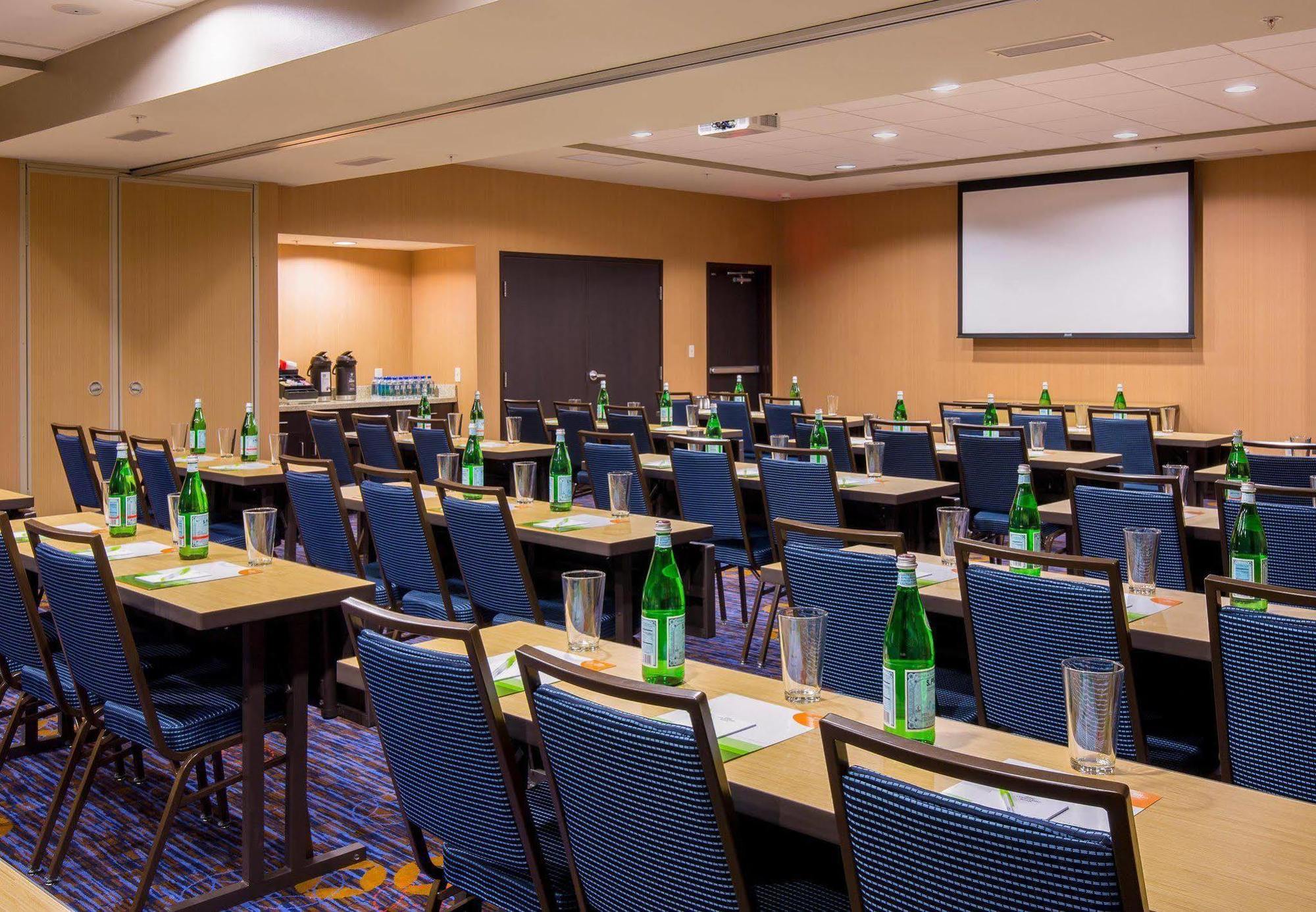 Отель Courtyard By Marriott Bismarck North Экстерьер фото