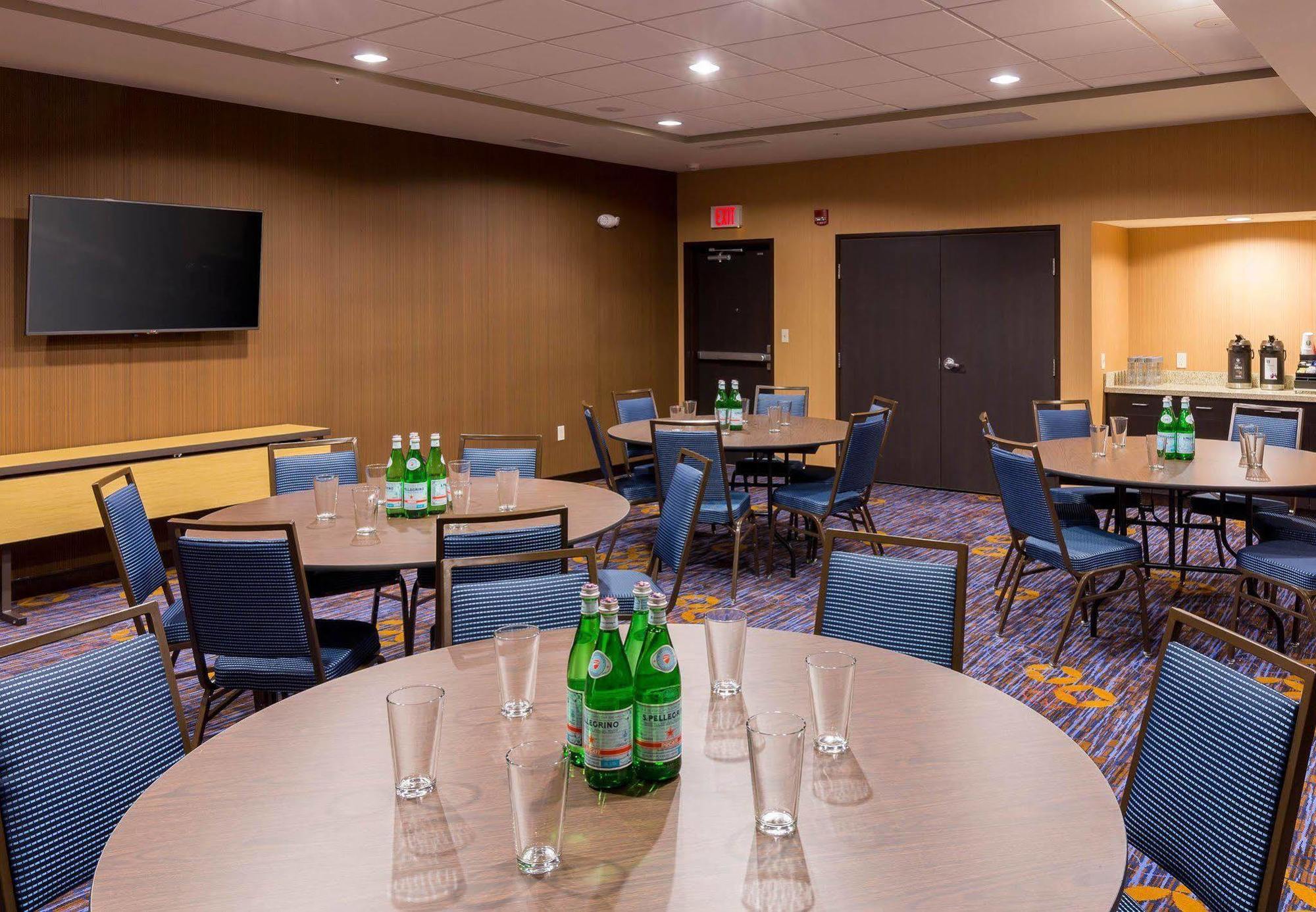 Отель Courtyard By Marriott Bismarck North Экстерьер фото