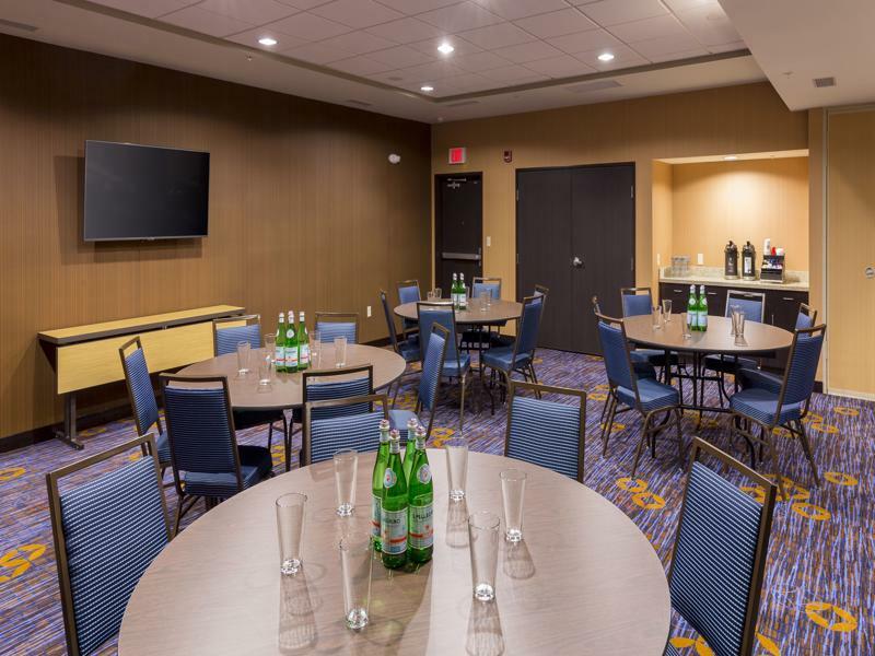 Отель Courtyard By Marriott Bismarck North Экстерьер фото